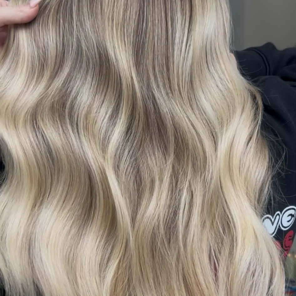 Detail van een balayage: blond haar met zachte overgangen van donkere aanzet naar lichte punten